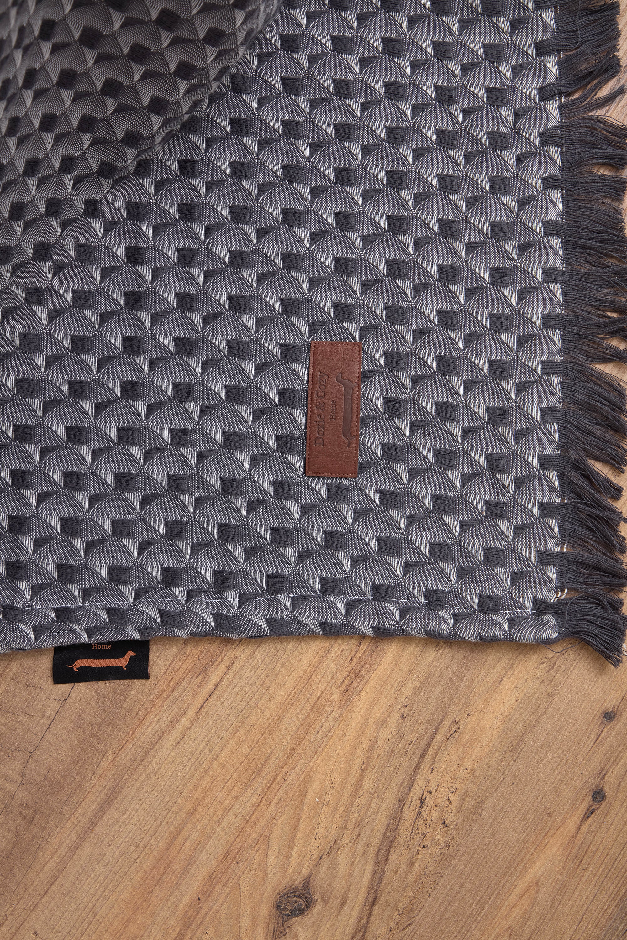 Nest & Peace Collection - Oud Shadow Throw